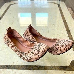 Women’s Universal Threads leopard print flats. Never worn. Size 8